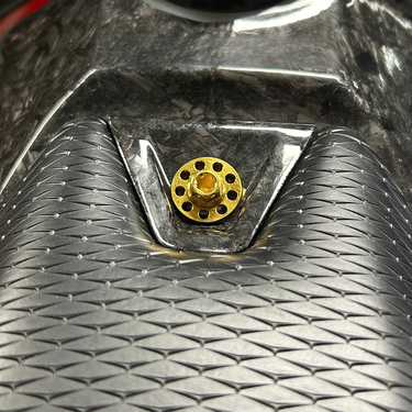 CARBON SEAT ATTACHMENT+BOLT